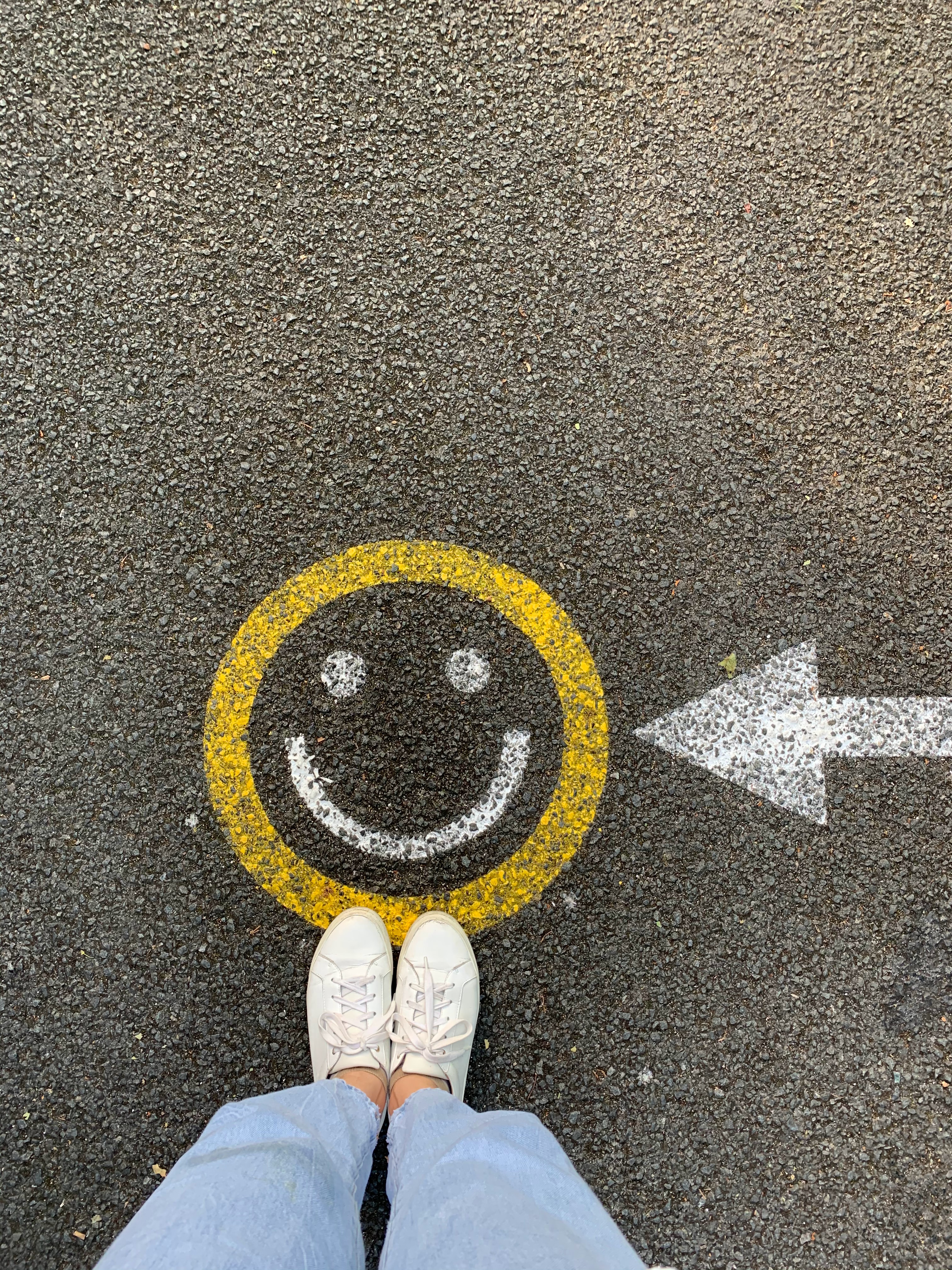 How Cell Phone Charging Stations Keep Patrons Happier & Spendier